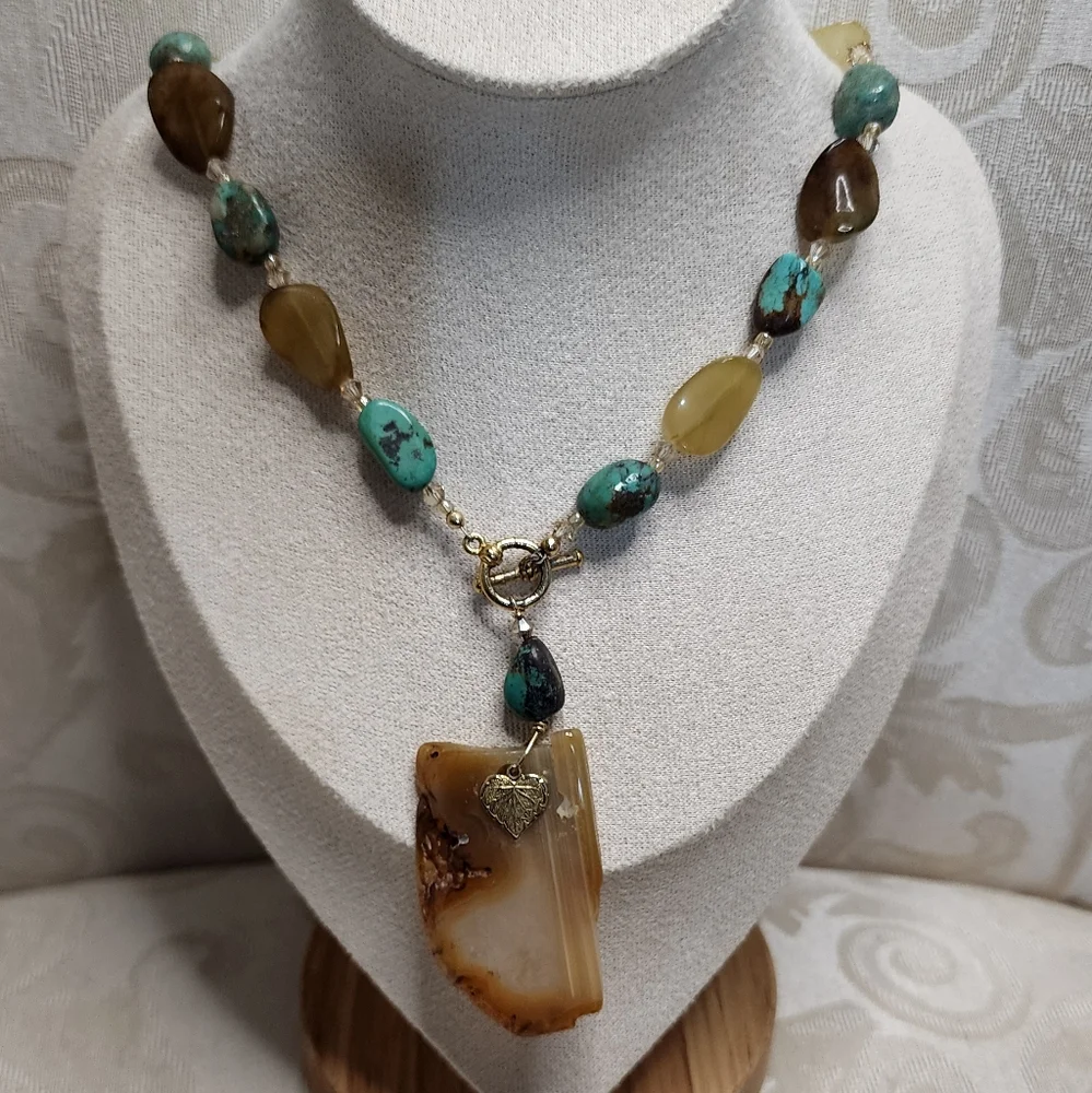 VINTAGE 70'S GEMSTONE BEADED NECKLACE WITH AGATE SLICE PENDANT